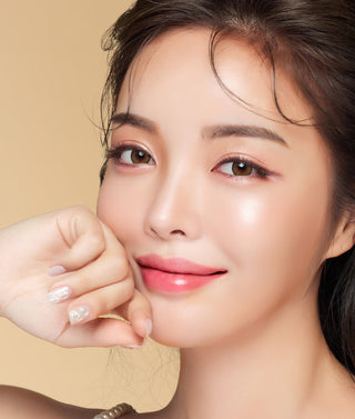 Model showcasing the LensMe Holoris Ginger Brown contact lens with black hair