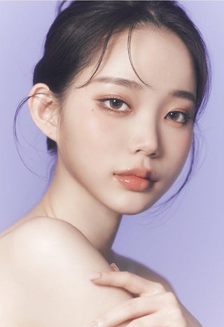 Asian model demonstrating a K-idol-inspired look with Gemhour Selene Hazel coloured contact lenses, highlighting the instant brightening and enlarging effect of the circle contact lenses over dark irises.